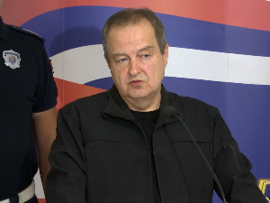 Дачић: Полиција дошла на позив декана испред новосадског Филозофског факултета, демонстранти је нападају