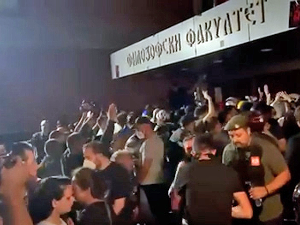 Демонстранти покушали насилно да пробију кордон испред Филозофског у Новом Саду, жандармерија их потиснула