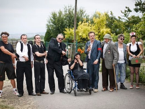 Пси лају ветар носи 11–11, 1С