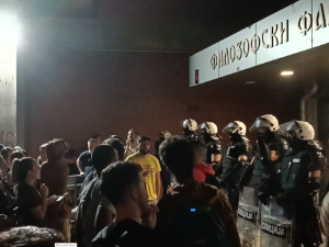 Протест и вечерас испред Филозофског факултета у Новом Саду