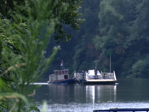 Једина скела на Великој Морави спаја Брежанце са њиховим имањима