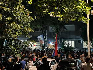 Два скупа испред седишта СНС-а на Новом Београду