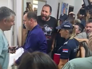 Протест родитеља због новог директора школе "Павле Савић" - Министарство осудило "упад у школу и насилничко понашање"