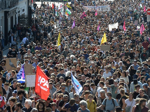 Масовни протести широм Француске – у Марсеју се окупило 13.000 људи, ухапшено 79 особа