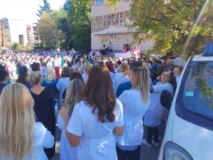 Полиција упала у просторије обезбеђења у КБЦ Косовска Митровица, протест здравствених радника