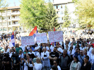 Полиција упала у просторије обезбеђења у КБЦ Косовска Митровица, протест здравствених радника