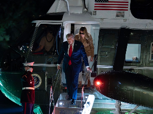 Промена због квара на путу ка Станстеду – хеликоптер с Трампом и Меланијом принудно слетео