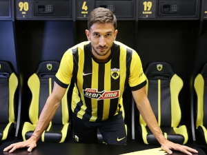 Марко Грујић код Николића и Јовића у Атини (aekfc.gr) Марко Грујић код Николића и Јовића у Атини
