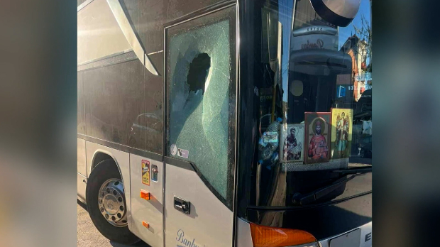 Двоструки аршини Приштине – каменовање аутобуса са Србима без казне, a затвор због слике на мајици