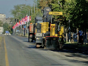 Почели радови на санирању оштећеног асфалта током војне параде