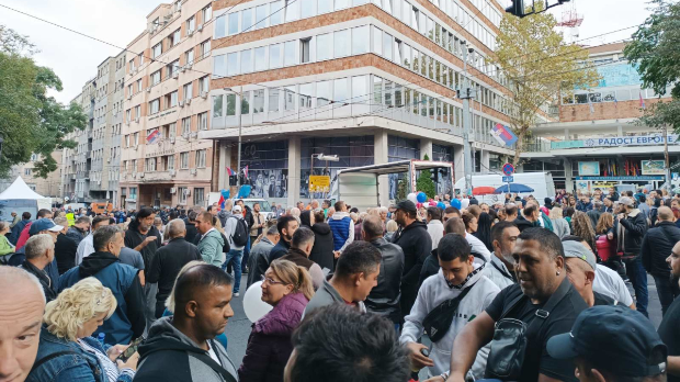 Скупови грађана против блокада на више од двеста локација широм земље, окупљени испред РТС-а упутили три захтева