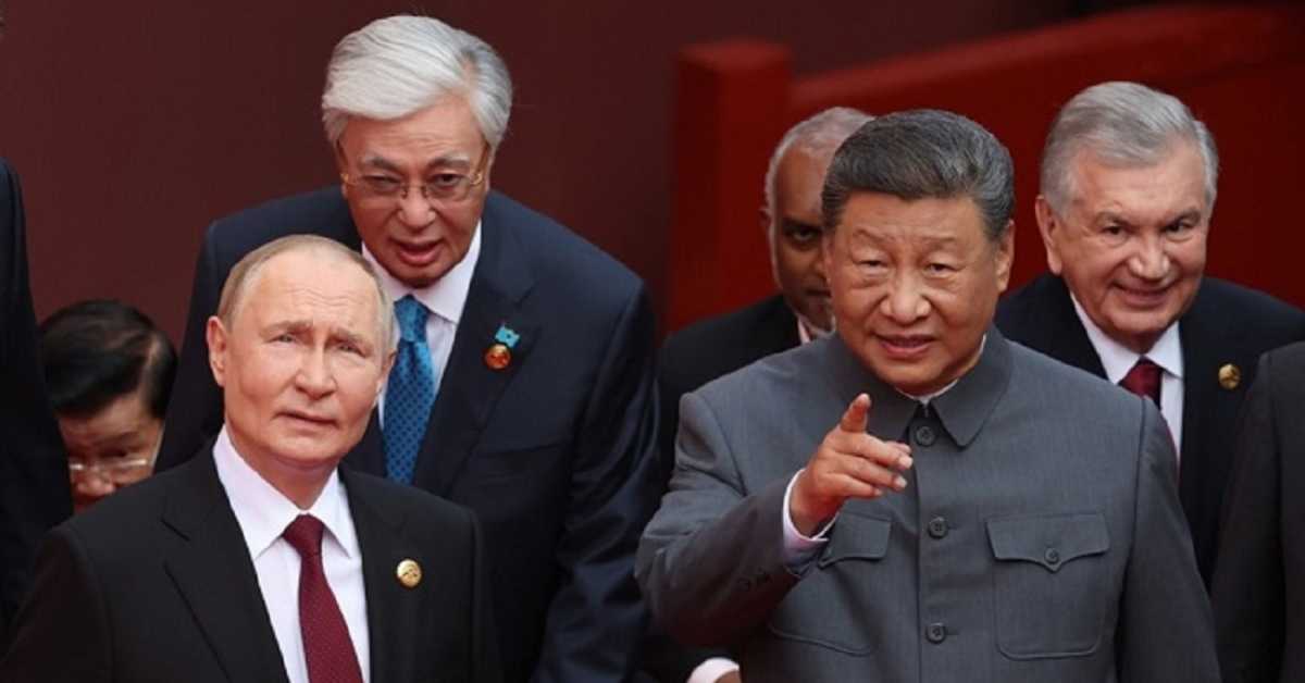 Путин и Си у приватном разговору о бесмртности и трансплантацији органа – шта је открио укључен микрофон (Фото: ЕПА/ЕФЕ / ALEXANDER KAZAKOV) Путин и Си у приватном разговору о бесмртности и трансплантацији органа – шта је открио укључен микрофон