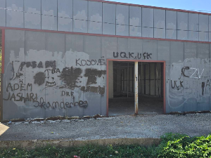 Исписани графити ОВК код Косова Поља
