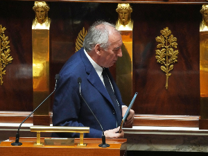 Пала француска влада, изгласно неповерење премијеру Франсои Бајруу