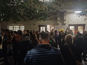 Ученици Пете београдске гимназије почели физичку блокаду школе, траже смену в.д. директорке