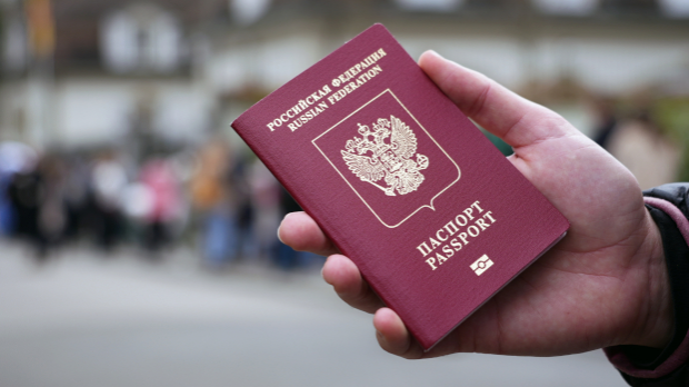 Коме је све Зеленски одузео држављанство због руског пасоша; Кремљ одговорио на Макронове претње