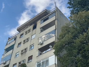 Пожар у стамбеној згради у Раковици, страдале две особе 
