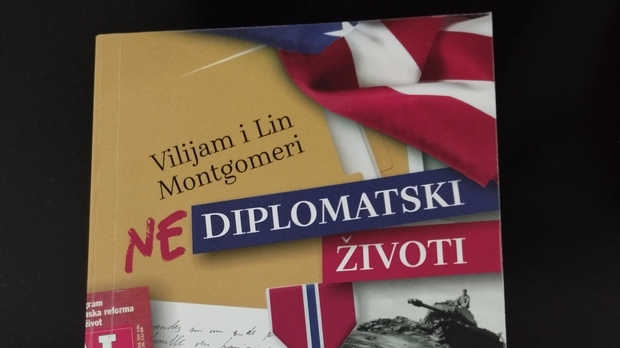 Недипломатски животи