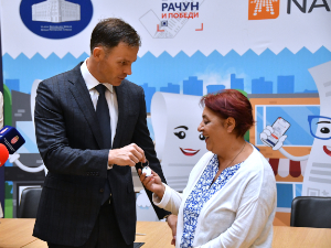 Мали уручио кључеве стана и аутомобила добитницима игре "Узми рачун и победи"