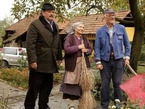 Село гори а баба се чешља