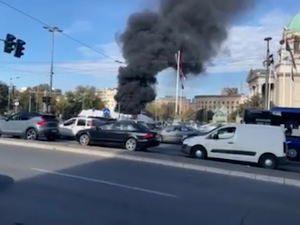Локализован  пожар у шатору испред Народне скупштине