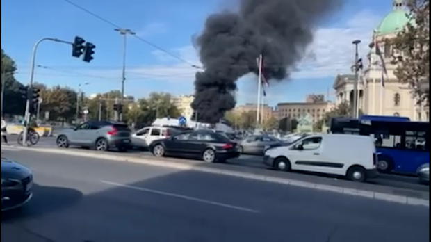 Локализован пожар у шатору испред Народне скупштине Локализован пожар у шатору испред Народне скупштине