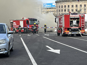 Локализован  пожар у шатору испред Народне скупштине