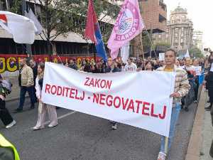 Протест испред Владе Србије зато што посланици нису гласали да се закон "родитељ-неговатељ" нађе на дневном реду
