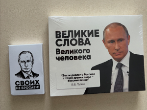 Дмитријев на разговоре у САД донео бомбоне са Путиновим цитатима (PrtScr/Instagram / kadmitriev) Дмитријев на разговоре у САД донео бомбоне са Путиновим цитатима