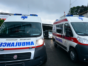 Аутомобил се преврнуо на кров на ауто-путу ка Белом Потоку, четворо превезено у болницу