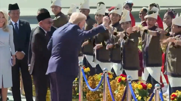 Малајски плес на амерички начин – кад Трамп увија куковима