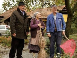 Село гори а баба се чешља