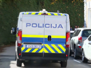 Полиција појачава присуство у Новом Месту након убиства мушкарца, осумњиченом одређен притвор (Фото: EBU / RTVSLO) Полиција појачава присуство у Новом Месту након убиства мушкарца, осумњиченом одређен притвор