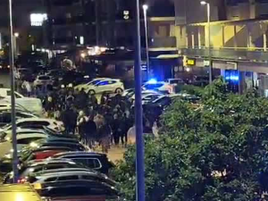 Протест у Подгорици уз велико присуство полиције – пронађене бејзбол палице, више особа приведено (Фото: РТЦГ) Протест у Подгорици уз велико присуство полиције – пронађене бејзбол палице, више особа приведено