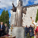 У Колашину откривен споменик митрополиту Амфилохију (РТЦГ) У Колашину откривен споменик митрополиту Амфилохију