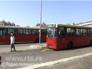 ГСП: Због пуцања водоводне цеви, измењено неколико аутобуских линија ГСП: Због пуцања водоводне цеви, измењено неколико аутобуских линија