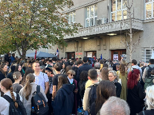 Студенти из Новог Пазара испред Пете београдске гимназије; колона из Суботице на путу за Нови Сад Студенти из Новог Пазара испред Пете београдске гимназије; колона из Суботице на путу за Нови Сад