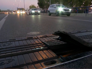 Гужва на Остружничком мосту, због пуцања металних спојница оштећено 11 аутомобила Гужва на Остружничком мосту, због пуцања металних спојница оштећено 11 аутомобила