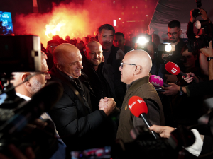 Милан Богдановић, рањен испред Скупштине, дочекан уз ватромет  Милан Богдановић, рањен испред Скупштине, дочекан уз ватромет