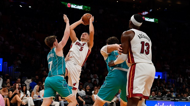 Десет Јовићевих поена са клупе у рутинској победи Мајамија (Tanjug/AP Photo / Michael Laughlin) Десет Јовићевих поена са клупе у рутинској победи Мајамија