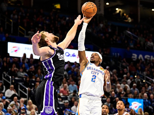 Незадржива Оклахома оборила и "краља", пет победа у низу за шампионе (Tanjug/AP Photo / Gerald Leong) Незадржива Оклахома оборила и "краља", пет победа у низу за шампионе