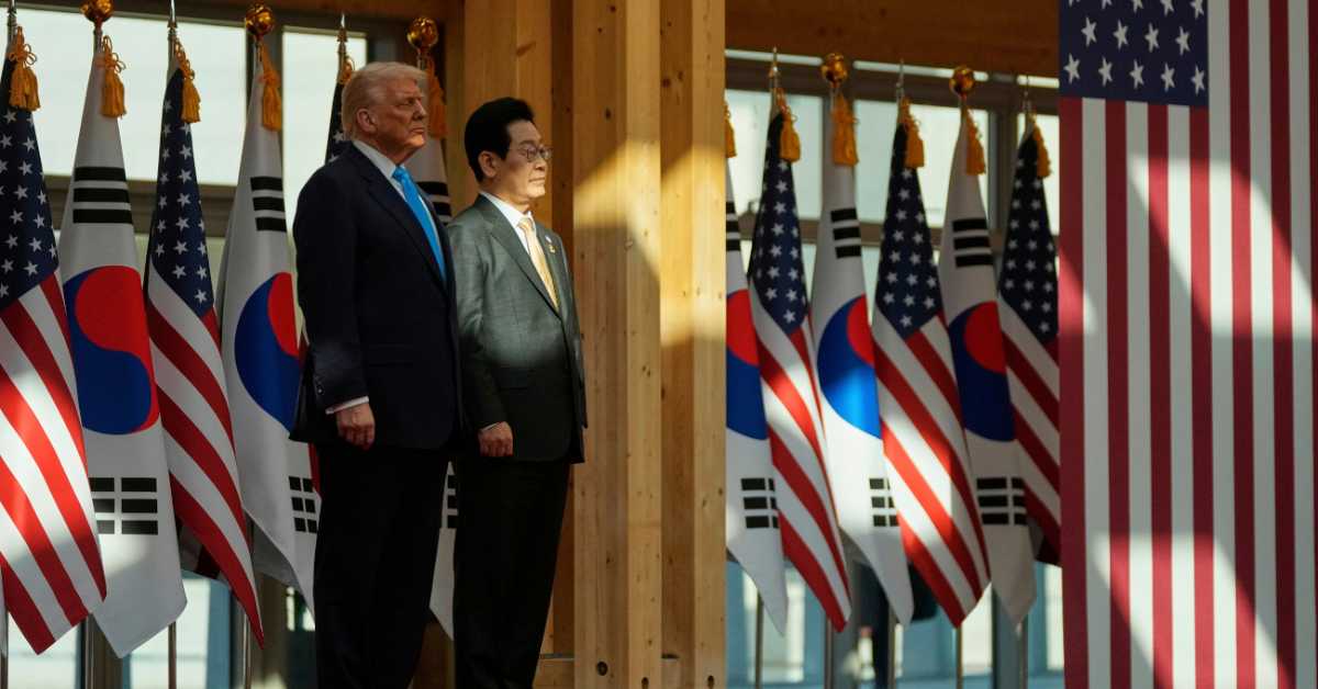 Трамп уз песму дочекан у Јужној Кореји – додељено му највише државно признање, али и круна Трамп уз песму дочекан у Јужној Кореји – додељено му највише државно признање, али и круна