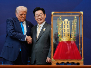 Трамп уз песму дочекан у Јужној Кореји – додељено му највише државно признање, али и круна