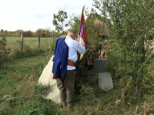 Споменик крајпуташ у селу Слатина