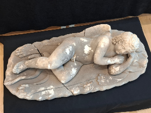 Купидон на лављој кожи – уметничко ремек-дело из 2. века пронађено на приватној парцели у Пули (Танјуг / HINA/ DANIEL SPONZA) Купидон на лављој кожи – уметничко ремек-дело из 2. века пронађено на приватној парцели у Пули