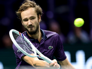 Медведев после преокрета савладао Сонега за четвртфинале мастерса у Паризу  Медведев после преокрета савладао Сонега за четвртфинале мастерса у Паризу