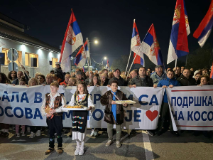 Краљевчани дочекали Србе с КиМ који пешаче ка Новом Саду  (Tanjug) Краљевчани дочекали Србе с КиМ који пешаче ка Новом Саду