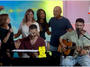 Алон Охел свирао клавир у емисији у којој су певали за њега док је био талац Алон Охел свирао клавир у емисији у којој су певали за њега док је био талац