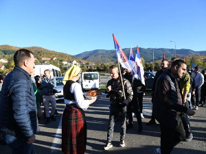 Група Срба са КиМ која пешачи ка Новом Саду наставила пут ка Прељини (Tanjug) Група Срба са КиМ која пешачи ка Новом Саду наставила пут ка Прељини