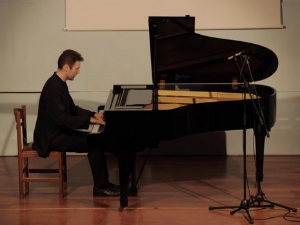 Пијанизми Балкана – Апостолос Палиос (YouTube / Print Screen) Пијанизми Балкана – Апостолос Палиос